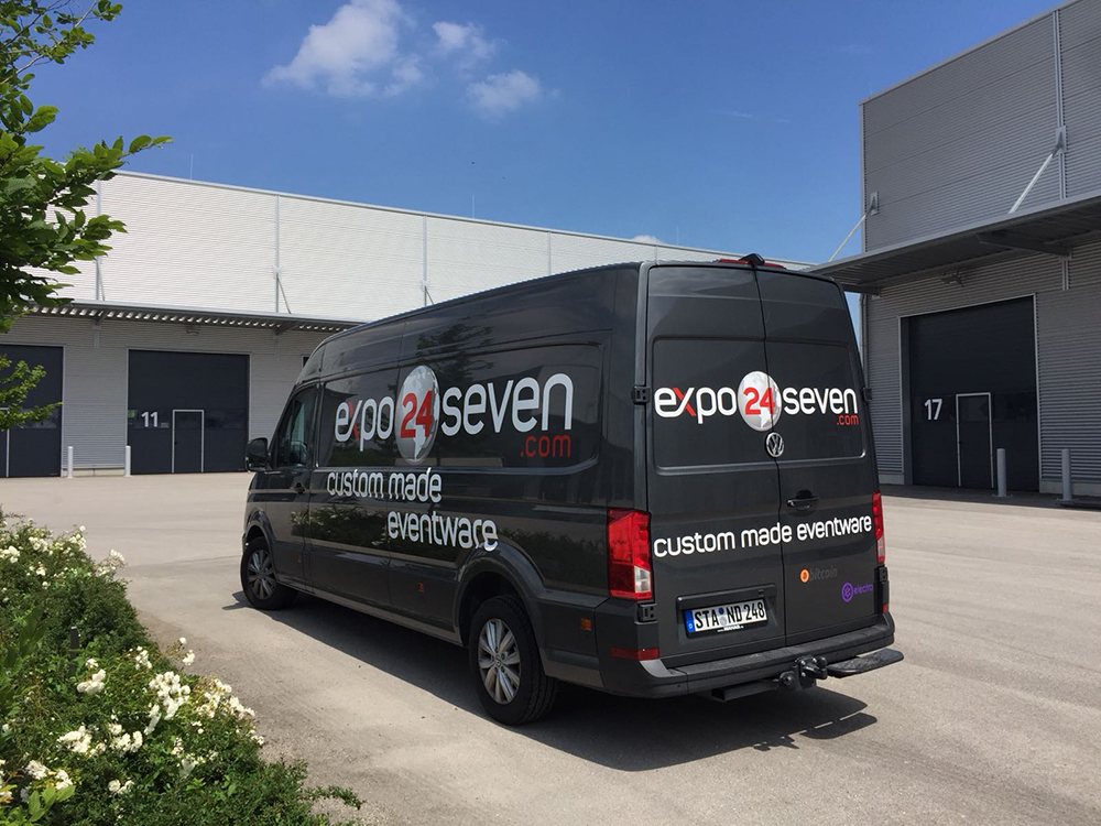 expo24seven Transporter auf dem Firmengelände der expo24seven GmbH