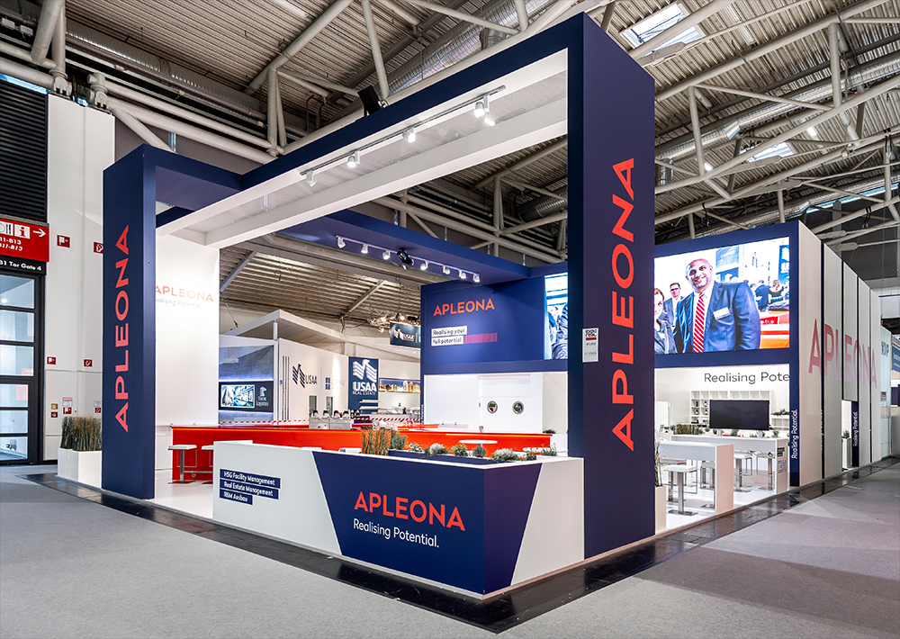 Messestand von APLEONA auf der Expo Real 2018 in München mit ausergewöhnlicher Architektur und Spannweite