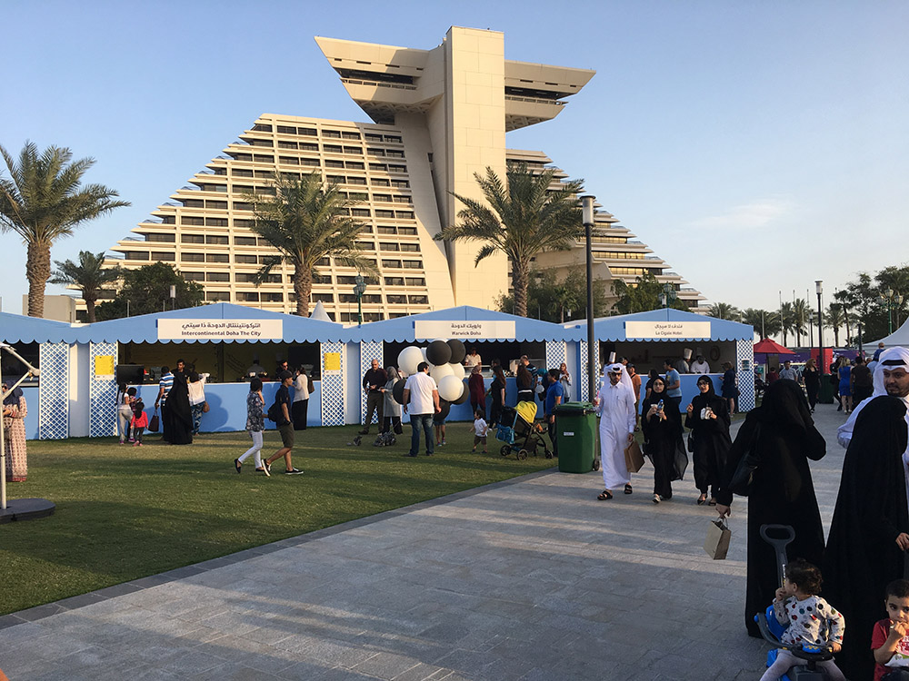 Besucher eines Messestandes auf der Expo Doha Katar